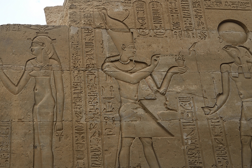 62 MAK_6383.jpg - Il faraone esegue un rituale tra la dea Hathor e il dio Khonsu con testa di falco, ma sormontata dalla luna e i cobra sacri eretti.